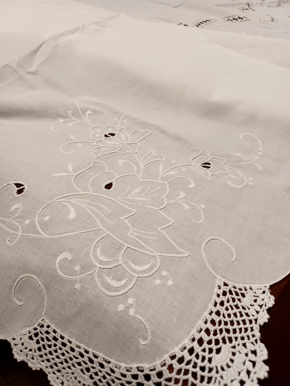 Linen Table Cloth - Picture 3 of 4